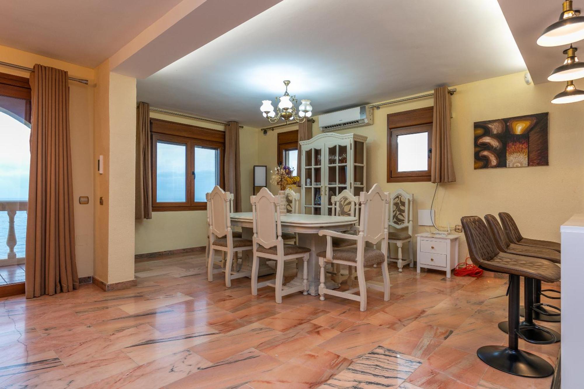 Coastal Retreat 5br - Pool & Seaviews